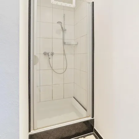 Bg Living & Hosting - Grosszuegiges An Der Mosel In - Lage - Bis 16 Personen, Parkplatz, Wlan & Netflix